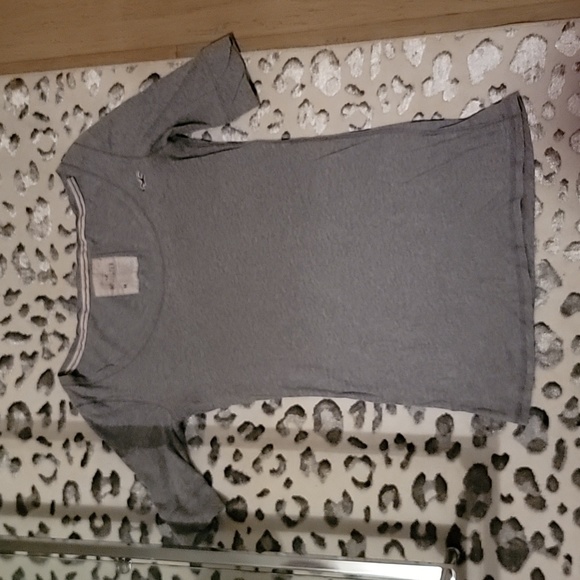 ☀️ Hollister gray top. Size medium - Picture 4 of 6